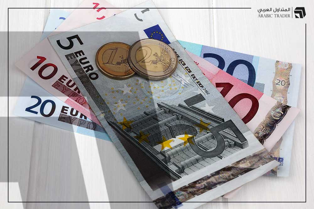 اليورو ينخفض لأدنى مستوى منذ شهر أمام الدولار الأمريكي، فما السبب؟