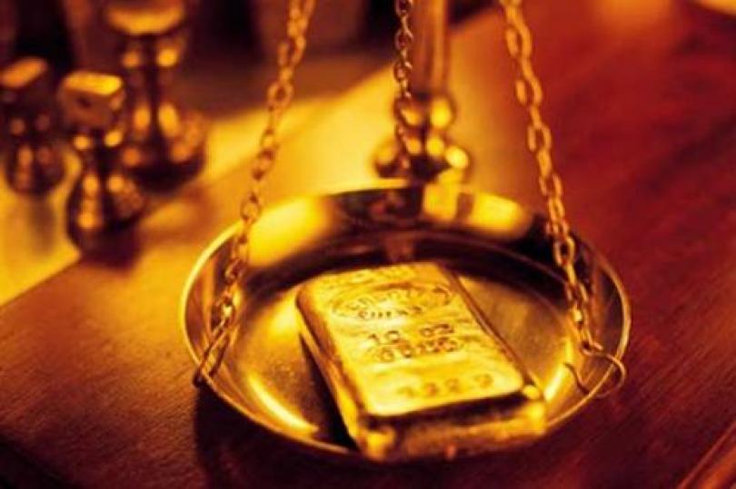 العقود الآجلة للذهب تتراجع نظرًا لقوة الدولار