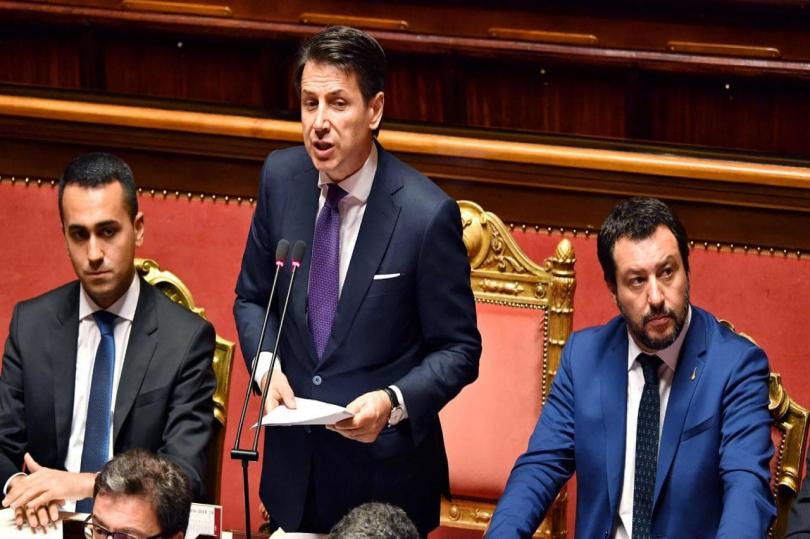 رئيس الوزراء الإيطالي يتوصل إلى اتفاق مع نائبيه بشأن الموازنة