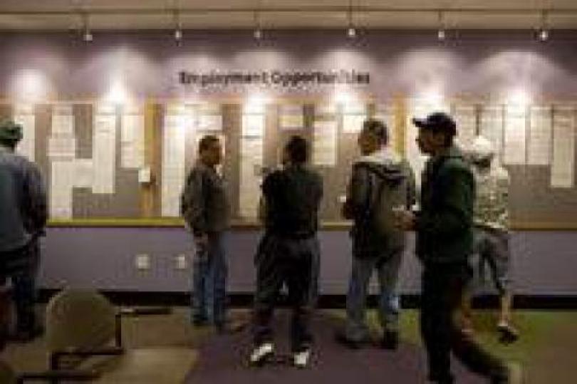 ارتفاع مروع في البطالة الأمريكية يؤيد الفيدرالي في إجراءات التحفيز الحالية