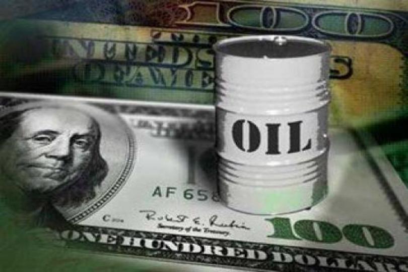 أسعار النفط تتراجع مع ارتفاع الدولار الأمريكي 