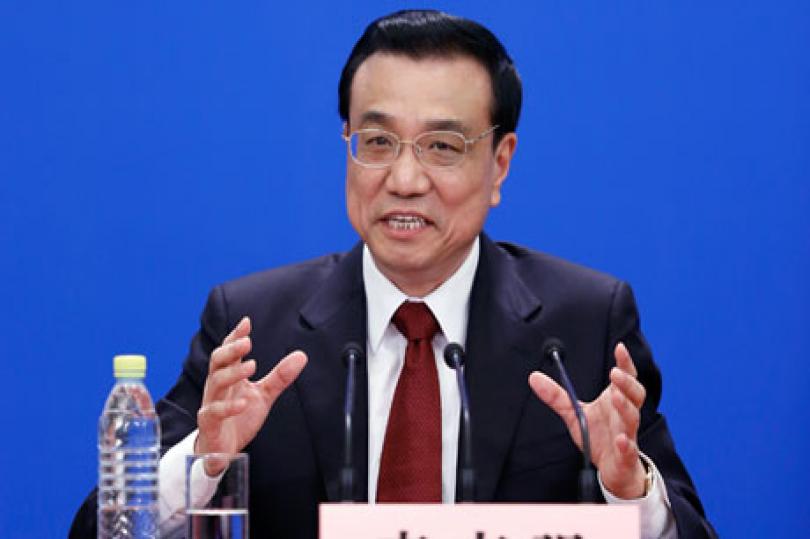 رئيس الوزراء الصيني يؤكد على أهمية استقرار سعر الصرف لليوان