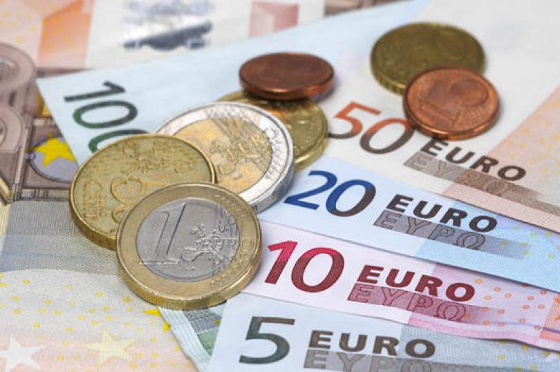 اليورو يقلص خسائره ويسجل أعلى مستوياته على مدار اليوم