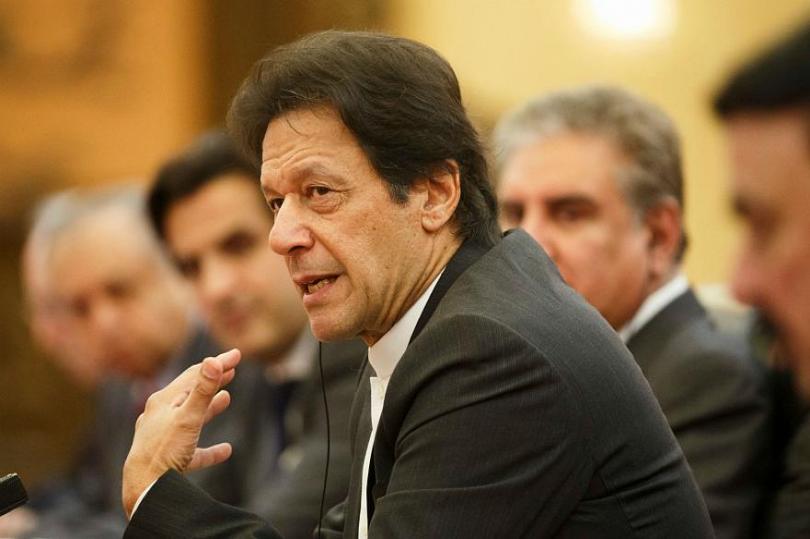 رئيس الوزراء الباكستاني يتعهد بالإفراج عن الطيار الهندي الأسير