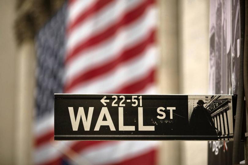 تراجع العقود الآجلة يُنذر بافتتاح سلبي لتعاملات الأسهم الأمريكية اليوم