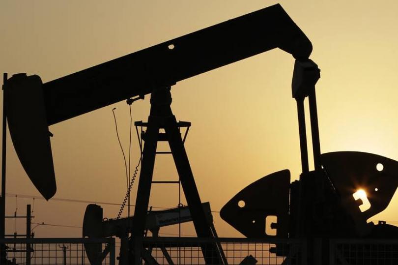النفط يغلق مرتفعاً رغم سحب هامشي في المخزون الأمريكي