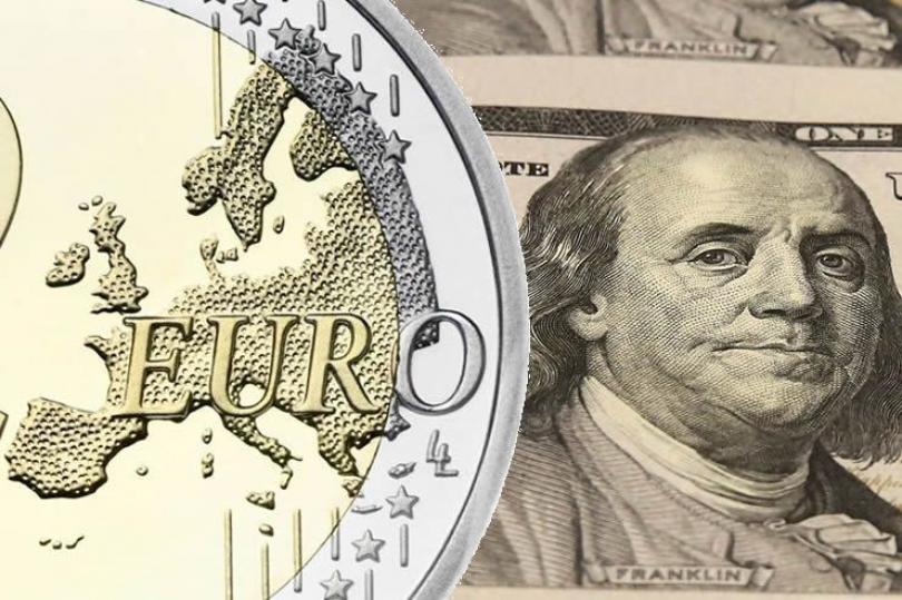الدولار واليورو في ترقب لأحداث سياسية هامة