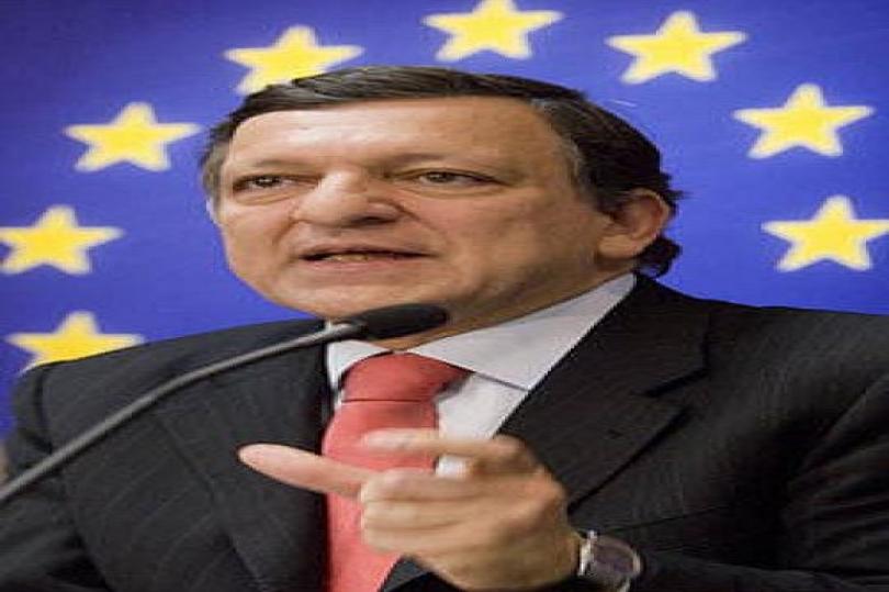 رئيس المفوضية الأوروبية يشارك ميركيل في ضرب اليورو 