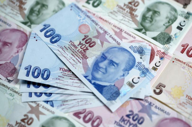 الليرة التركية تهوى إلى مستويات قياسية أمام الدولار الأمريكي