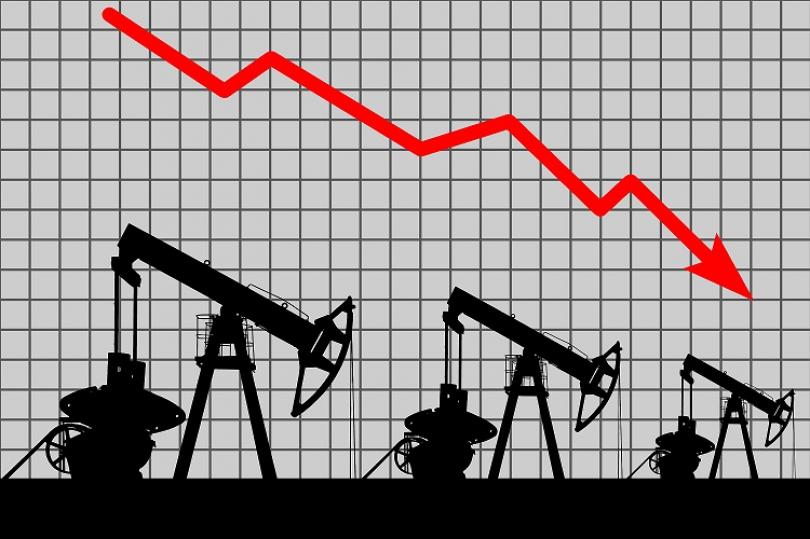 النفط يتراجع على آثر ارتفاع توقعات رفع الفائدة الأمريكية ومخاوف زيادة المعروض