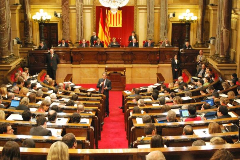 برلمان كتالونيا يعقد جلسة طارئة لمناقشة قرار الحكومة الإسبانية