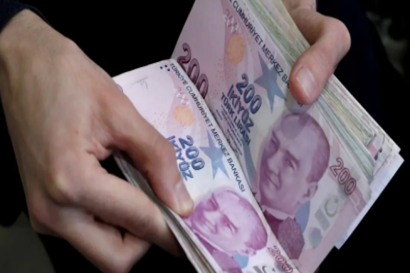 هبوط سعر الليرة التركية بحوالي 13% أمام الدولار الأمريكي