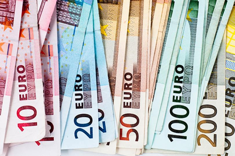 اليورو يرتفع بعد أنباء حول إمكانية رفع الفائدة الأوروبية