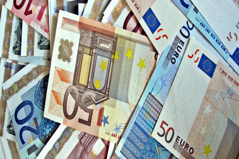 ثلاثة أسباب رئيسية دفعت اليورو إلى التراجع هذا العام