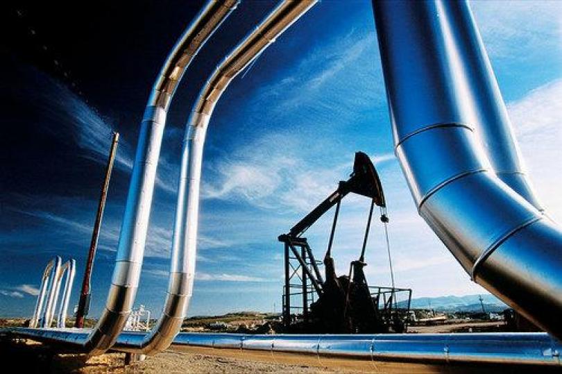 النفط الأمريكي يحوم فوق سعر 100 دولار للبرميل