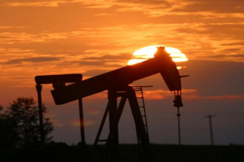 أسعار النفط تتراجع متأثرًة ببيانات العمل الأمريكية 