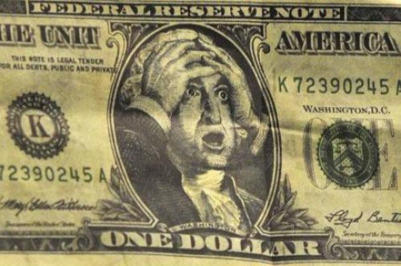 الدولار يتراجع على عكس البيانات