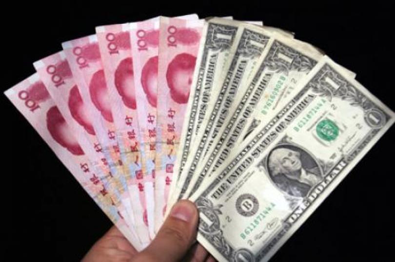 مخاوف التنويع الصينية تسدد ضربة إلى الدولار