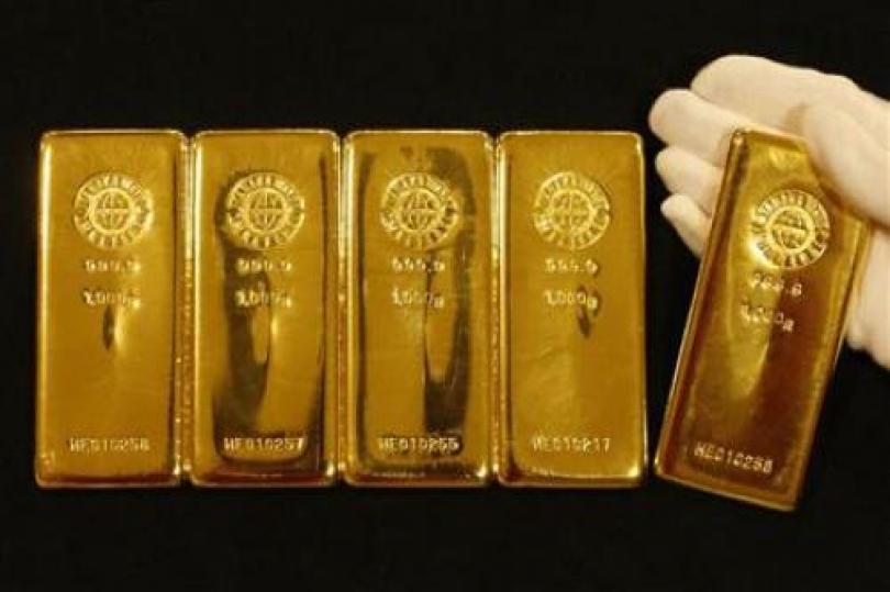 الذهب يخفض من مكاسبه مع ارتفاع الدولار