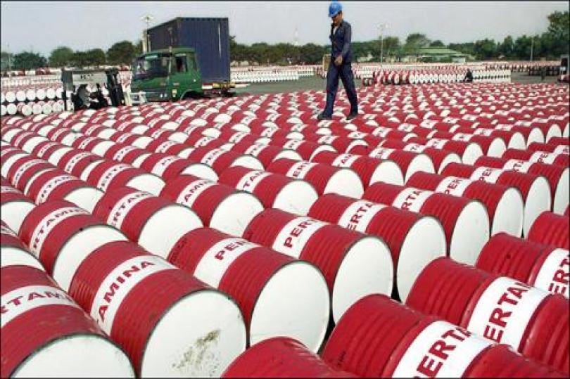 النفط يواصل الارتفاع محققاً أعظم فائدة من أزمة دبي  